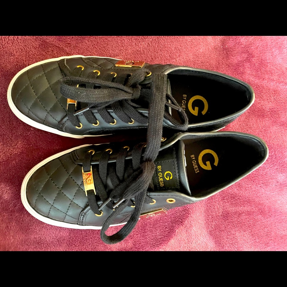 Size:8 Black and gold Guess tennis shoes